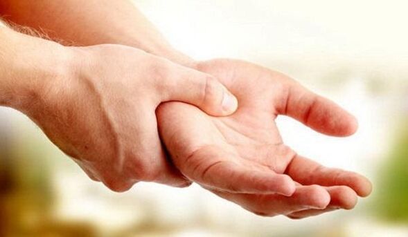 Handen van de hand met cervicale osteochondrose